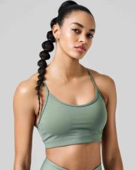 Stanik Casall Sleek Strappy Sports Bra. Zielone biustonosze sportowe damskie Casall, bez wzorów, z materiału. Za 149.00 zł.
