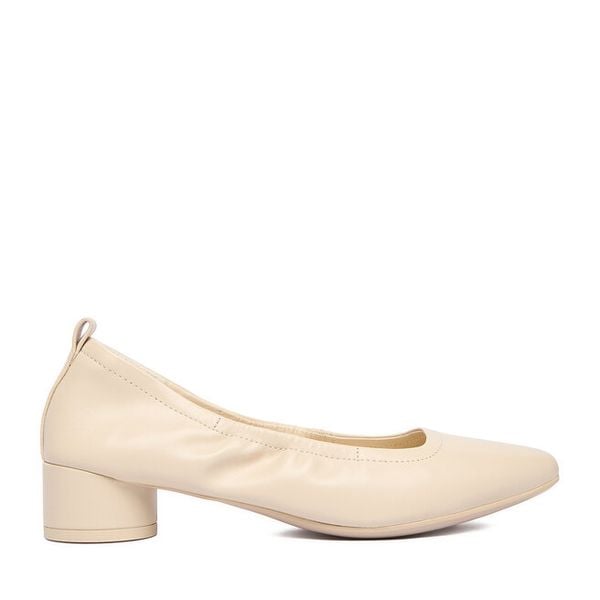 Czółenka GINO ROSSI. Brązowe czółenka damskie Gino Rossi, bez wzorów, bez obcasa. Za 329.99 zł.