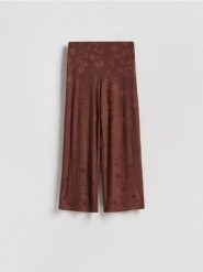 Spodnie z wiskozą - ciemnobrązowy. Brązowe spodnie materiałowe damskie Reserved, bez wzorów, z dzianiny. Za 109.99 zł.