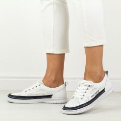 Białe skórzane półbuty damskie Jezzi 4636. Białe półbuty damskie Jezzi, bez wzorów, ze skóry, eleganckie, bez obcasa. Za 209.00 zł.