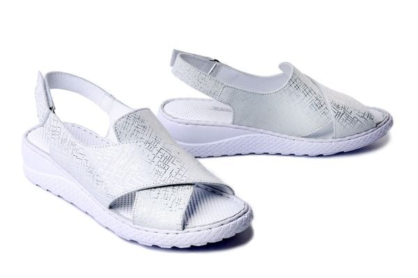 Artiker Relaks 58C2061 Biały, sandały damskie. Białe sandały damskie Artiker Relaks, bez wzorów, ze skóry, bez obcasa, na koturnie. Za 204.90 zł.