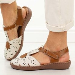 Beżowe skórzane sandały damskie Jezzi 9761. Brązowe sandały damskie Jezzi, bez wzorów, z materiału, bez obcasa, na płaskiej podeszwie. Za 239.00 zł.