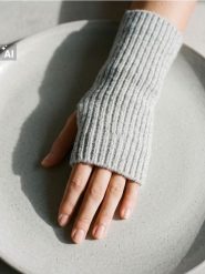 Rękawiczki bez palców z domieszką wełny - szary. Szare rękawiczki damskie Sinsay, bez wzorów, z wełny. Za 12.99 zł.