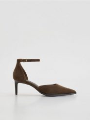 Zamszowe czółenka z paskiem - brązowy. Brązowe czółenka damskie Reserved, bez wzorów, z zamszu, bez obcasa. Za 199.99 zł.