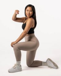 Damskie legginsy 7/8 na jogę i pilates, bez przedniego szwu – jasnoróżowy. Czerwone legginsy sportowe damskie AESTHETIC WOLF, s, bez wzorów, z dzianiny, z podwyższonym stanem, na fitness i siłownię. Za 149.99 zł.