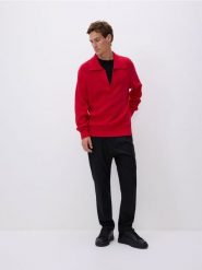 Bawełniany sweter polo - czerwony. Czerwone swetry męskie Reserved, l, bez wzorów, z bawełny, bez kołnierzyka. W wyprzedaży za 69.99 zł.