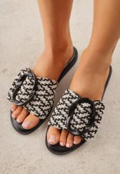 Czarne Klapki z Plecionką i Geometryczną Klamrą Nemornell. Czarne klapki damskie Renee, bez wzorów, bez obcasa, na płaskiej podeszwie. Za 79.99 zł.