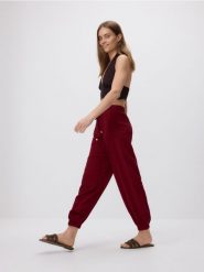 Spodnie jogger z wiskozą - bordowy. Czerwone spodnie materiałowe damskie Reserved, bez wzorów, z jeansu. W wyprzedaży za 79.99 zł.