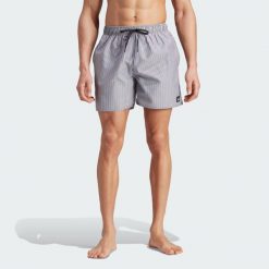 Szorty Stripey Classics Swim Short Length. Białe szorty męskie Adidas, z materiału, bez kołnierzyka. Za 142.00 zł.