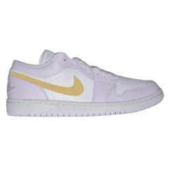 Buty sportowe damskie Air Jordan 1 Low Wmns 'Barely Grape'. Białe buty sportowe na co dzień damskie Jordan, bez wzorów. Za 549.00 zł.