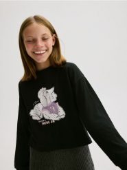 Krótka koszulka z nadrukiem - czarny. Czarne koszulki dziewczęce Reserved, bez wzorów, z bawełny, bez ramiączek. W wyprzedaży za 15.99 zł.