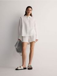 Koszula z lnem - złamana biel. Koszule damskie Reserved, l, bez wzorów, z wiskozy, bez kołnierzyka, bez ramiączek. W wyprzedaży za 79.99 zł.