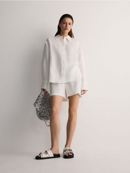 Koszula z lnem - złamana biel. Koszule damskie Reserved, l, bez wzorów, z wiskozy, bez kołnierzyka, bez ramiączek. W wyprzedaży za 79.99 zł.