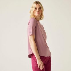 Koszulka turystyczna damska Botanna. Fioletowe t-shirty damskie Regatta, bez wzorów, z tkaniny, bez kołnierzyka. Za 140.00 zł.