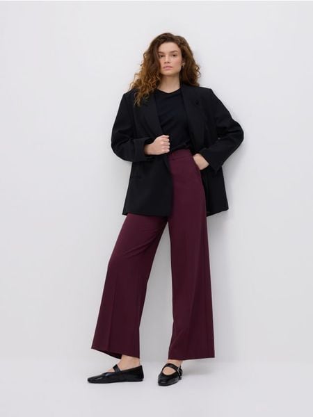 Szerokie spodnie z kantem - burgundowy. Czerwone spodnie materiałowe damskie Reserved, bez wzorów, z tkaniny. Za 139.99 zł.