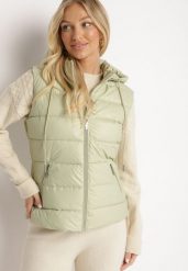 Jasnozielona Pikowana Kamizelka o Taliowanym Kroju z Odpinanym Kapturem i Kieszeniami Ravasinia. Zielone kamizelki damskie Born2be, l, z jeansu. Za 159.99 zł.