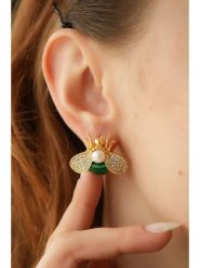 L'Atelier de Gaia Pozłacane kolczyki-wkrętki z malachitem rozmiar: onesize. Zielone kolczyki damskie L'Atelier de Gaia, z cyrkonią, pozłacane. Za 82.99 zł.