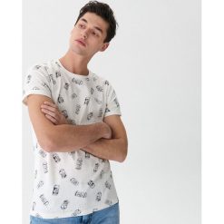 T-shirt z nadrukiem all over - Kremowy. Białe t-shirty damskie House, l, bez wzorów, bez kołnierzyka. W wyprzedaży za 19.99 zł.