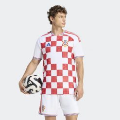 Oryginalna koszulka domowa Croatia 26. Białe t-shirty sportowe męskie Adidas, l, z dzianiny, bez ramiączek, do piłki nożnej, climacool (adidas). Za 649.00 zł.