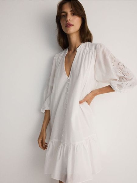 Sukienka mini z koronką - biały. Białe sukienki damskie Reserved, l, bez wzorów, z bawełny, bez kołnierzyka, bez ramiączek, mini. W wyprzedaży za 139.99 zł.