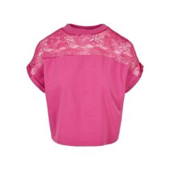 Damska koszulka z koronki Urban Classics Oversized GT. Fioletowe bluzki sportowe damskie Urban Classics, z koronki, bez kołnierzyka, bez ramiączek. Za 183.50 zł.