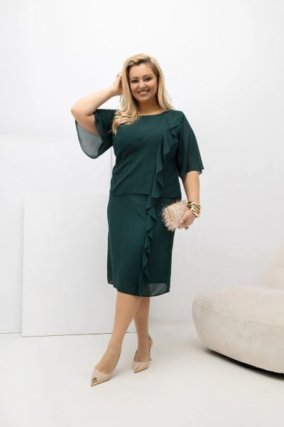 Sukienka Estelle w kolorze butelkowej zieleni - zwiewna szyfonowa kreacja PLUS SIZE XXL OVERSIZE WIOSNA. Zielone sukienki damskie Moda Size Plus Iwanek, na imprezę, na wiosnę, l, bez wzorów, z elastanu, eleganckie, z asymetrycznym kołnierzem, plus size, bez ramiączek, midi, asymetryczne. Za 379.90 zł.