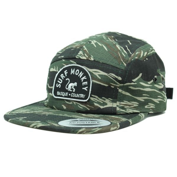 Czapka 5-panelowa - Płaski daszek - Jockey / Rozmiar uniwersalny (Kamuflaż). Brązowe czapki męskie SURF MONKEY, bez wzorów, sportowe. Za 179.95 zł.