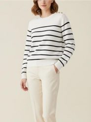 Sweter w paski z ozdobnymi guzikami na ramieniach - biały. Białe swetry klasyczne damskie Sinsay, l, bez kołnierzyka. Za 35.99 zł.