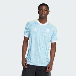 Koszulka wyjazdowa Juventus 25/26. Niebieskie t-shirty sportowe męskie Adidas, na lato, xl, z materiału, bez ramiączek, do piłki nożnej. Za 439.00 zł.