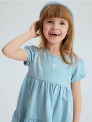 Bawełniana sukienka z haftem - jasnoniebieski. Niebieskie sukienki dziewczęce Reserved, bez wzorów, z bawełny, bez ramiączek. Za 39.99 zł.