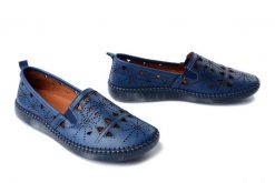 MANITU 840073-05 blau, półbuty damskie. Niebieskie półbuty damskie Manitu, w ażurowe wzory, ze skóry, bez obcasa. Za 271.92 zł.