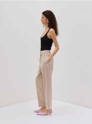 Spodnie z dodatkiem wełny - beżowy. Brązowe spodnie materiałowe damskie Reserved, bez wzorów, z tkaniny, eleganckie. W wyprzedaży za 139.99 zł.