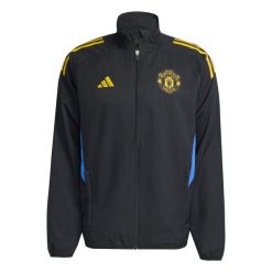 Kurtka dresowa Prematch Manchester United EU 2025/26. Czarne kurtki męskie Adidas, bez wzorów, z dresówki, sportowe, bez kaptura. Za 361.50 zł.