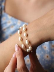 Pierres delicates Pozłacana bransoletka z perłami rozmiar: onesize. Białe bransoletki damskie Pierres delicates, pozłacane. Za 69.99 zł.