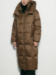 Puchowa kurtka z kapturem - brązowy. Brązowe kurtki damskie Reserved, l, bez wzorów, z puchu, z kapturem. Za 599.99 zł.