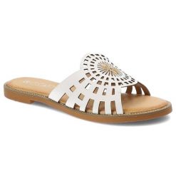 Białe Klapki Filippo Modne Buty Damskie. Białe klapki damskie Filippo, z aplikacjami, ze skóry ekologicznej, bez obcasa. Za 129.00 zł.