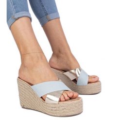 Jeansowe klapki espadryle na koturnie niebieskie. Niebieskie klapki damskie bez wzorów, z jeansu, bez obcasa, na koturnie. Za 88.44 zł.