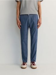 Bawełniane spodnie chino - niebieski. Niebieskie spodnie materiałowe męskie Reserved, bez wzorów, z bawełny. W wyprzedaży za 79.99 zł.