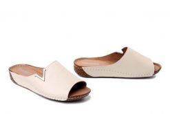 ARTIKER RELAKS 58C3224 beżowy, klapki damskie. Brązowe klapki damskie Artiker Relaks, bez wzorów, ze skóry, bez obcasa, na koturnie. Za 184.90 zł.