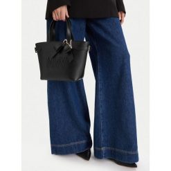 Torebka Nine West. Czarne torebki klasyczne damskie Nine West, bez wzorów, bez dodatków. Za 329.99 zł.