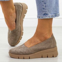 Khaki ażurowe zamszowe półbuty damskie na koturnie Potocki 12567. Brązowe czółenka damskie POTOCKI, w ażurowe wzory, z jeansu, biznesowe, bez obcasa, na koturnie. Za 169.00 zł.