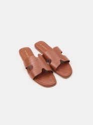 Klapki z imitacji skóry - brązowy. Brązowe klapki damskie Sinsay, bez wzorów, ze skóry, bez obcasa. Za 49.99 zł.