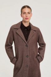 Płaszcz zapinany na guziki brązowy. Brązowe płaszcze damskie MOODO, l, bez wzorów, z poliamidu. Za 219.99 zł.