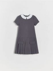 Sukienka z plisowanym dołem - ciemnoszary. Szare sukienki dziewczęce Reserved, bez wzorów, z tkaniny, bez ramiączek. W wyprzedaży za 45.99 zł.