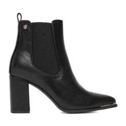 Botki DeeZee. Czarne botki damskie DeeZee, bez obcasa, na słupku, bez zapięcia. Za 199.99 zł.