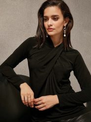 Milan Kiss Bluzka w kolorze czarnym rozmiar: L. Czarne bluzki damskie Milan Kiss, l, bez wzorów, bez kołnierzyka, bez ramiączek. Za 109.26 zł.