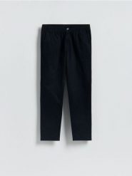 Spodnie jogger slim - czarny. Czarne spodnie materiałowe męskie Reserved, bez wzorów, z bawełny. W wyprzedaży za 69.99 zł.
