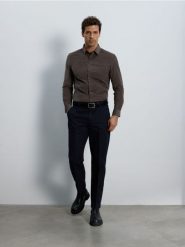Bawełniana koszula slim fit - brązowy. Brązowe koszule męskie Reserved, l, bez wzorów, z bawełny, bez kołnierzyka, bez ramiączek. W wyprzedaży za 89.99 zł.