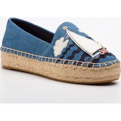 Espadryle TORY BURCH - Seaside Espadrille 54974 Denim Chambray/Multi Multi 415. Niebieskie espadryle damskie Tory Burch, bez wzorów, z denimu, bez obcasa, na płaskiej podeszwie. W wyprzedaży za 679.00 zł.