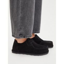 Półbuty Birkenstock. Czarne półbuty damskie Birkenstock, bez wzorów, bez obcasa, na płaskiej podeszwie. Za 719.99 zł.